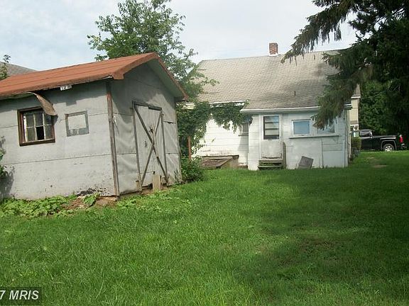 2nd image of 132 Hill St