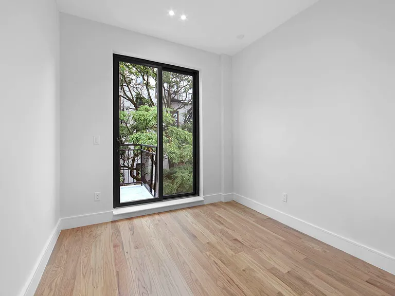 221 S 4th St #3R — Photo 7
