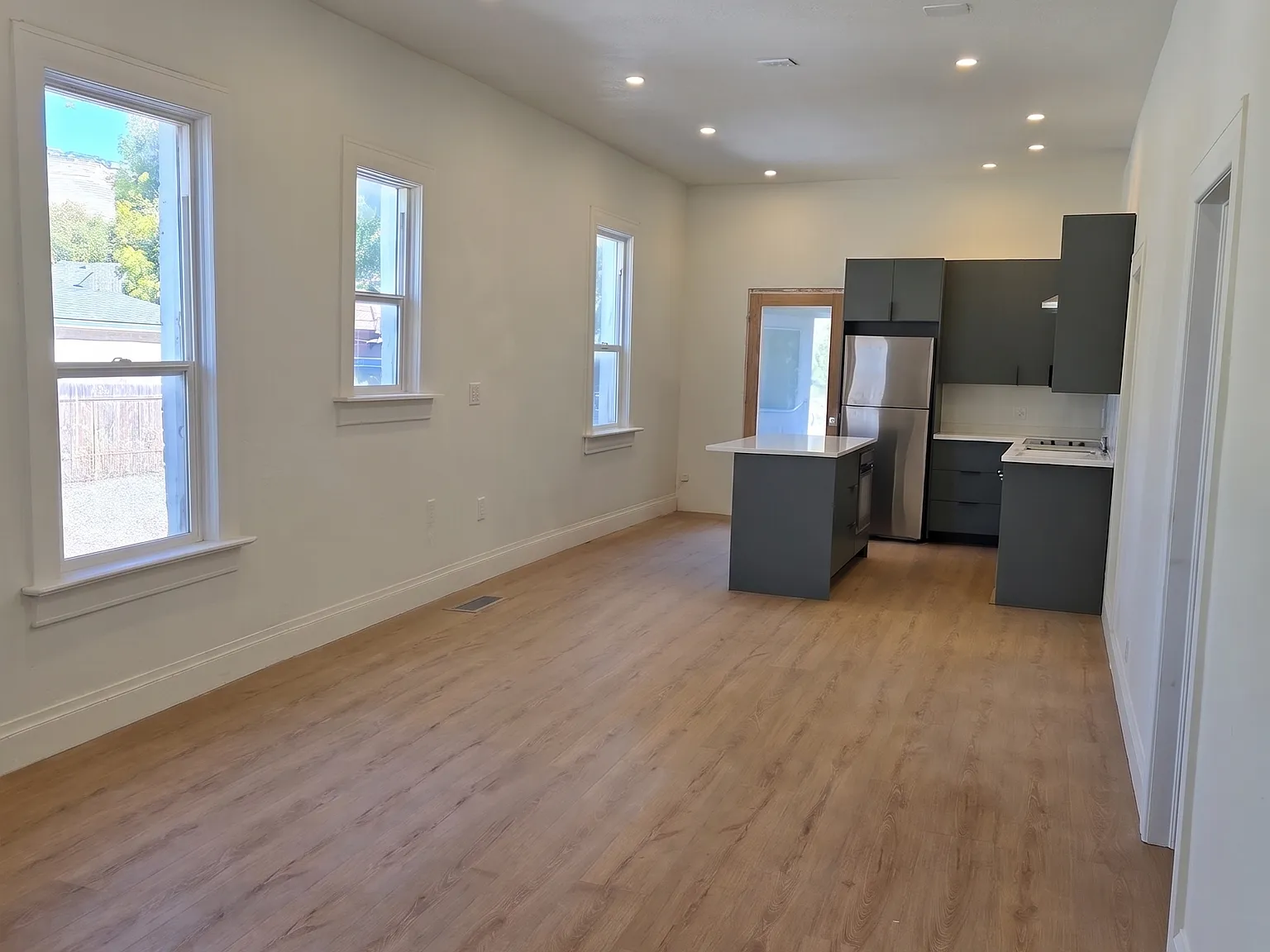 2 bed, 1.5 bath, 1005 sqft, $2,400 — Photo 3