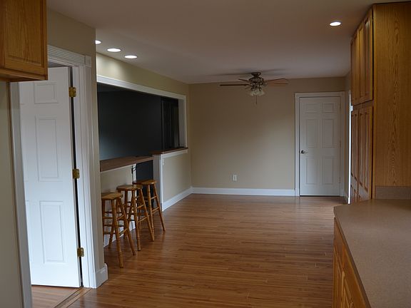 3rd image of 8884 Woodside Dr