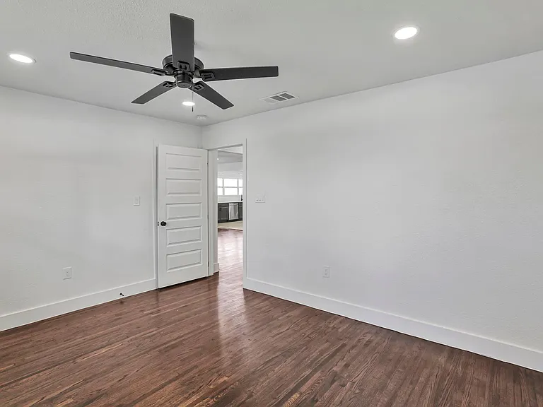 1610 S Beckley Ave — Photo 21