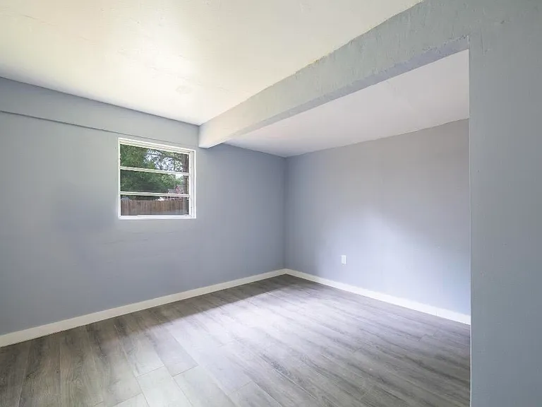 353 NW Ferris Dr — Photo 10