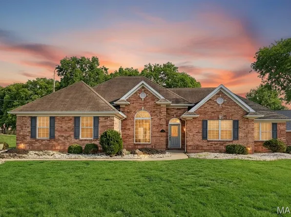 2 Pebble Hill Dr, Belleville, IL 62223