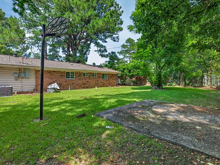 1621 Cloverdale Dr — Photo 24