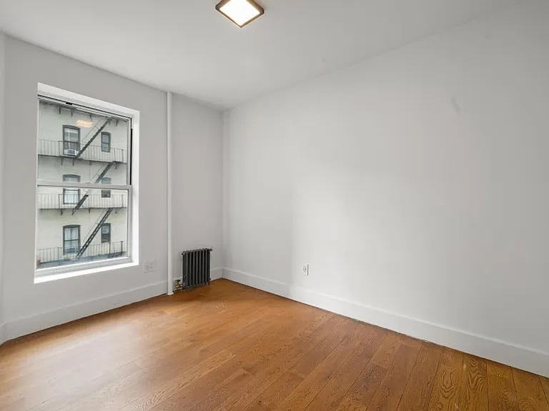 629 E 5th St #21 — Photo 7