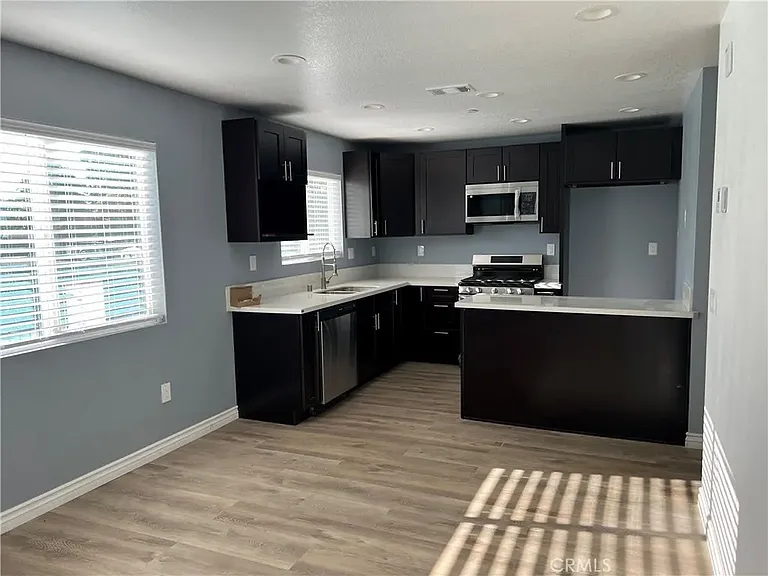 146 S Sheriff Ave — Photo 2