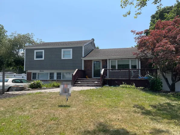 16 Frost Ln, Greenlawn, NY 11740