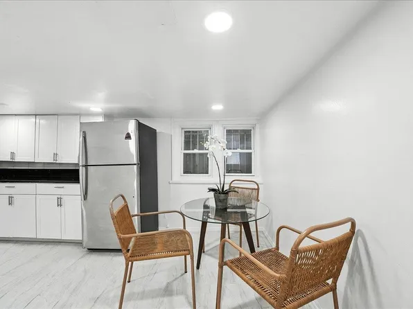 283 Griffith Street image 5 of 29