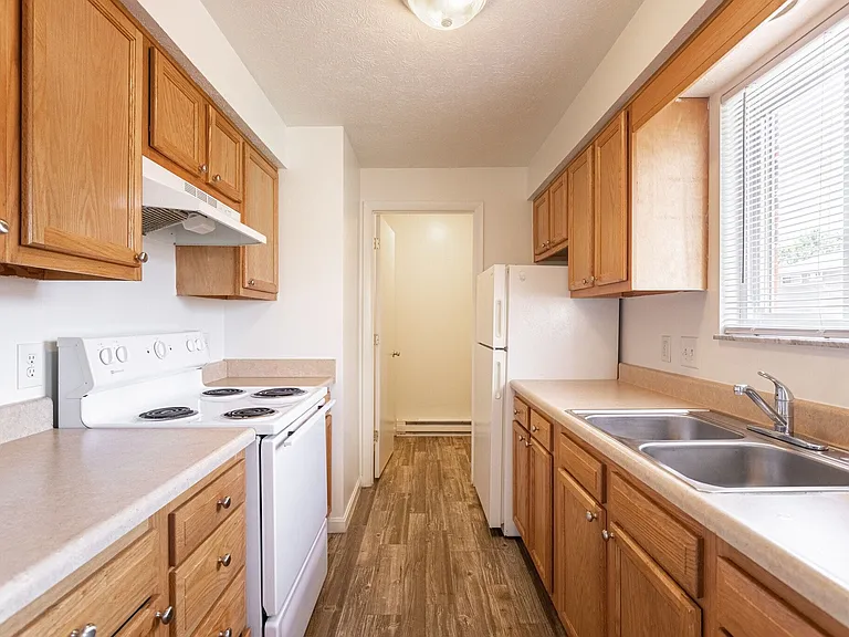 Broadmoor Apartments — Photo 9