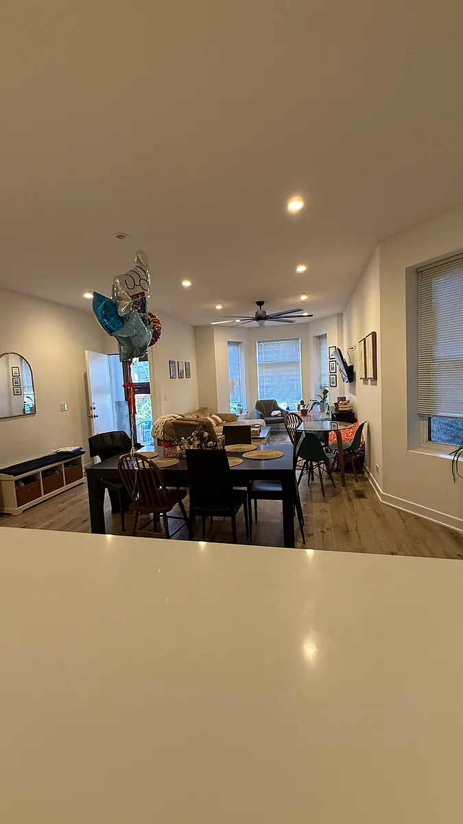 Building Photo - 827 W Roscoe St #1