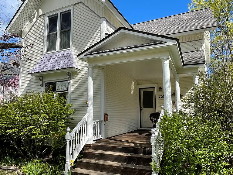 727 Washington St — Photo 1