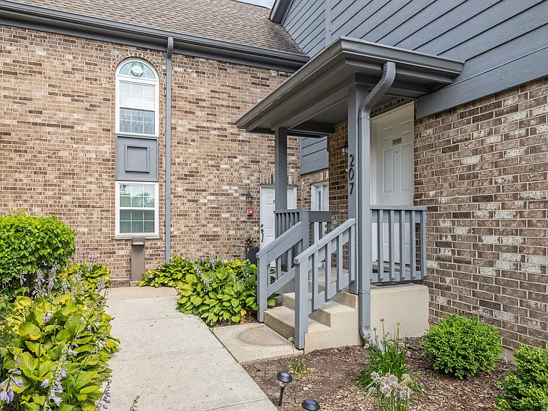 15 Foxcroft Rd #207 — Photo 2