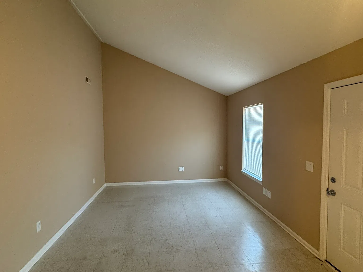 2 bed, 1000 sqft, $700 — Photo 4