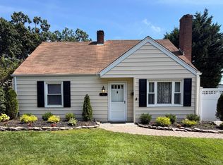 37 Riverside Ave, Massapequa, NY 11758
