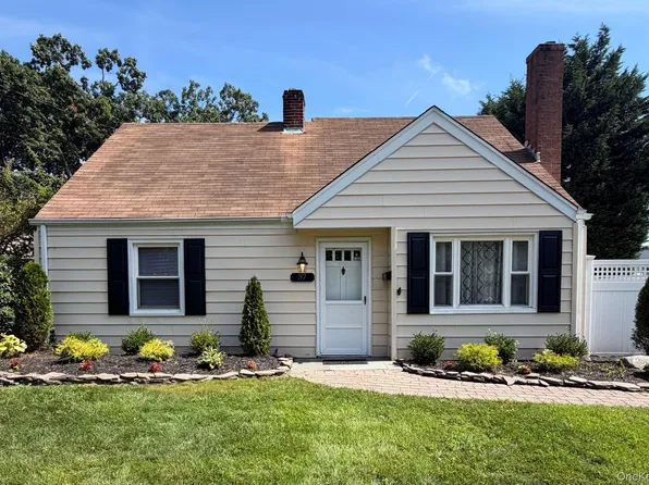 37 Riverside Ave, Massapequa, NY 11758