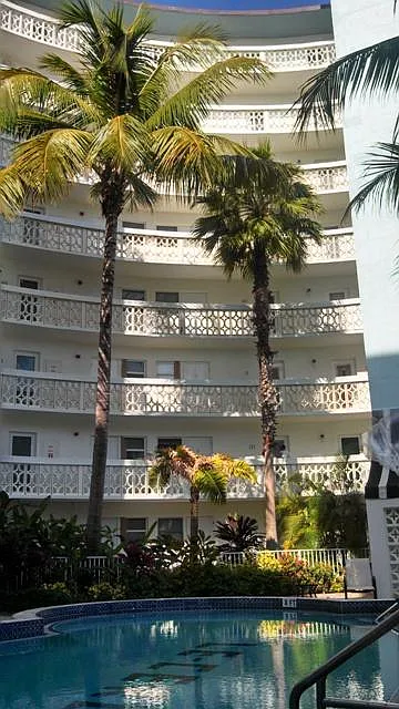 2d floor unit overlooking pool deck - 3250 NE 28th St #205