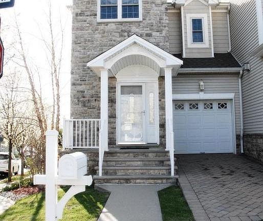 3rd image of 12 Topside Ln