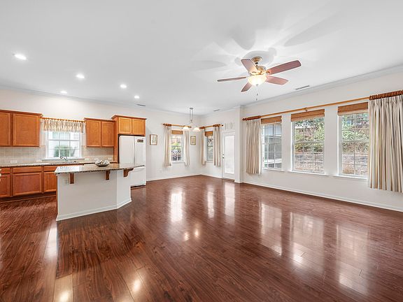 4th image of 724 Ancient Oaks Dr