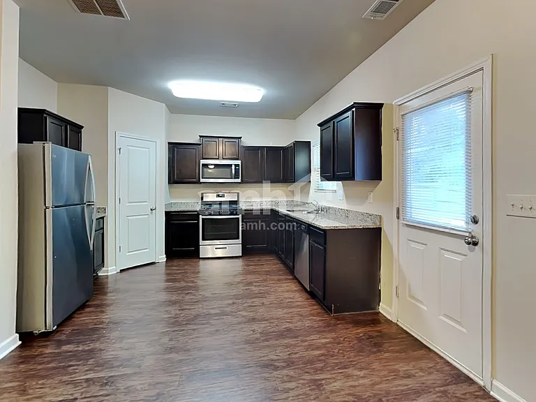 4055 Clay Ct SE — Photo 3