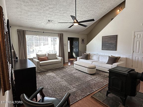 4th image of 3273 Kingsmore Dr