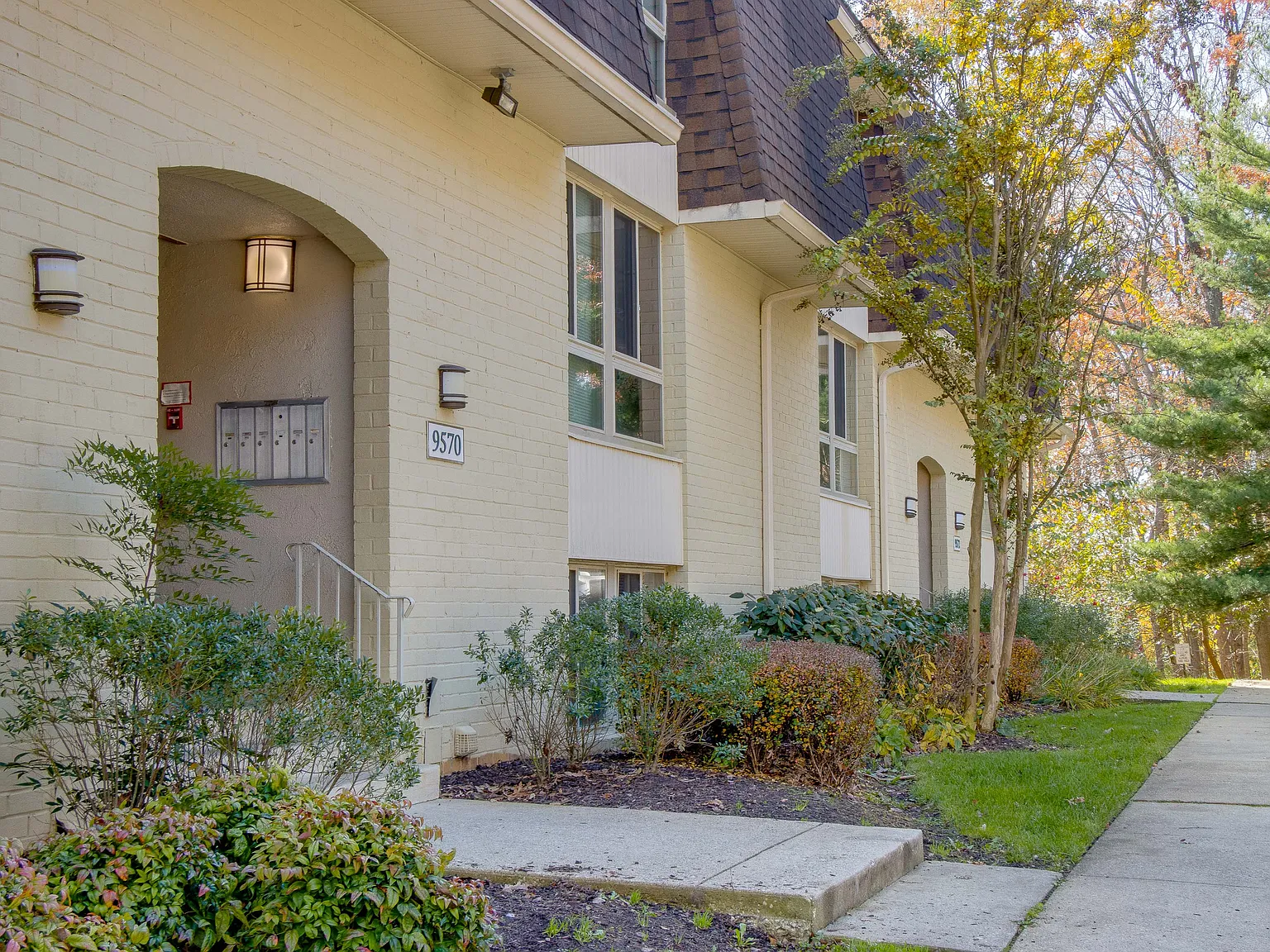 Crestleigh Apartments — Photo 1