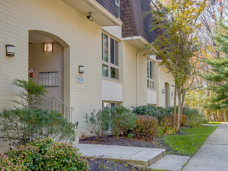 Crestleigh Apartments — Photo 1