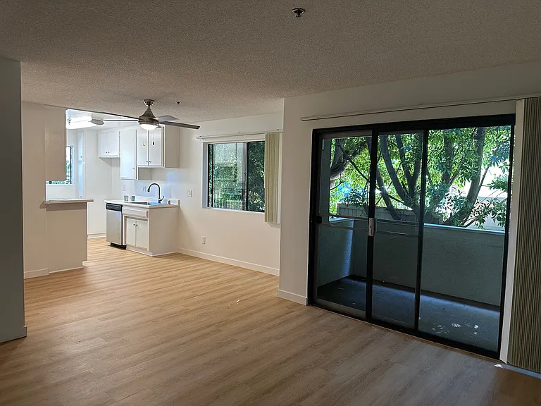 Encino Majestic — Photo 7