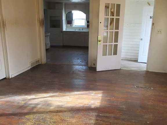 4th image of 500 E 3rd St