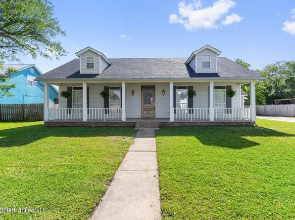 1302 Roswell St, Pascagoula, MS 39581