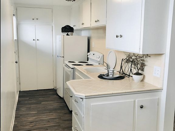 5th image of 227 N E St #17312708