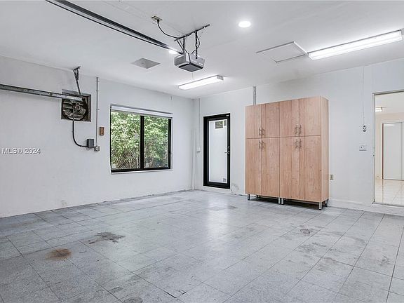 3rd image of 1031 N Shore Dr