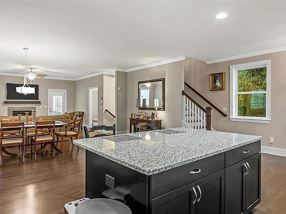 5th image of 212 Highland Park Poin