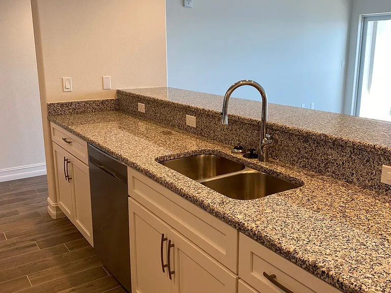 Kitchen, with double sink and granite countertops.