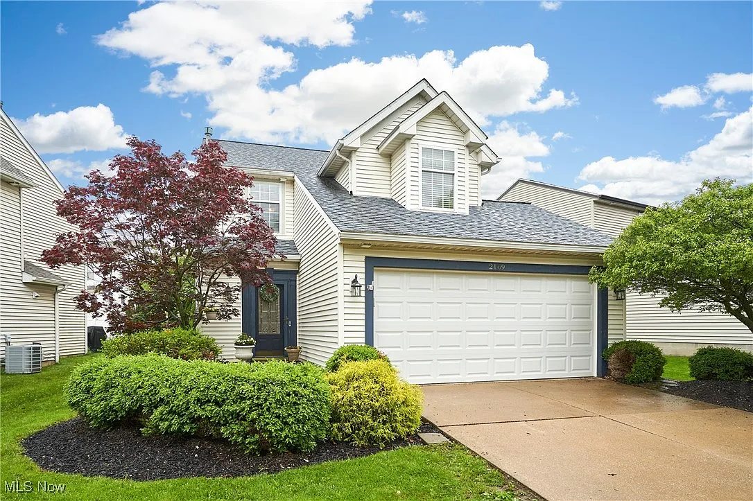 2169 Stonehenge Cir photo 1