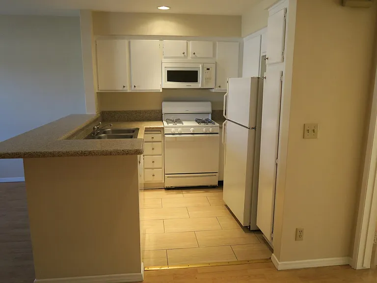 13610 Moorpark St #105A — Photo 6