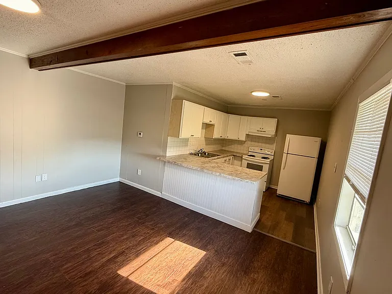203 N Rogers St — Photo 2