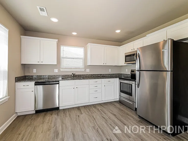 102 SW Rose St — Photo 6