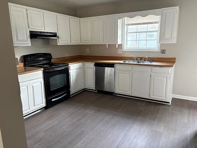 526 Whitener Dr — Photo 2