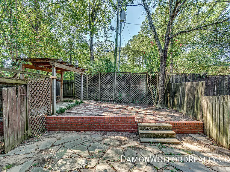 1435 Roxbury Ct — Photo 4