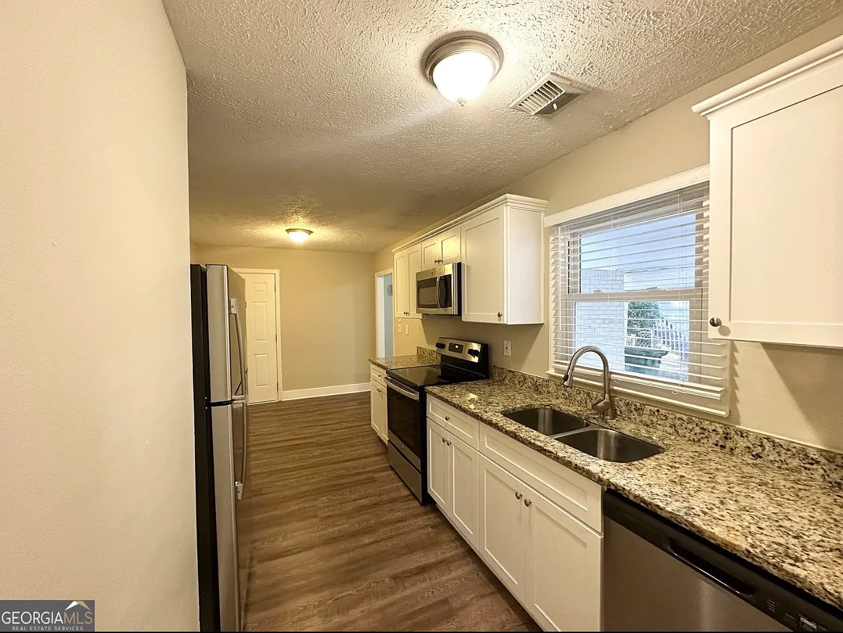 1737 McKenzie Dr — Photo 4