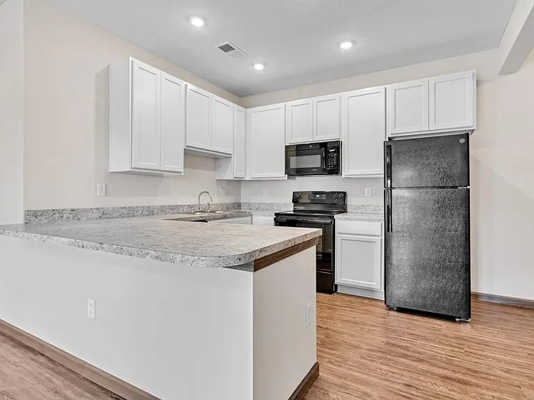 Hutchison Place Apartments — Photo 27
