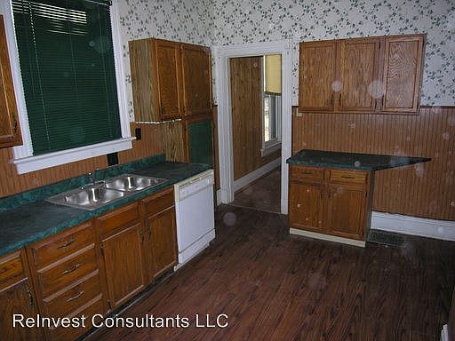 3rd image of 8343 Woodbine Ave