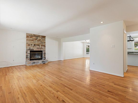 5th image of 6934 Meadowlake Rd
