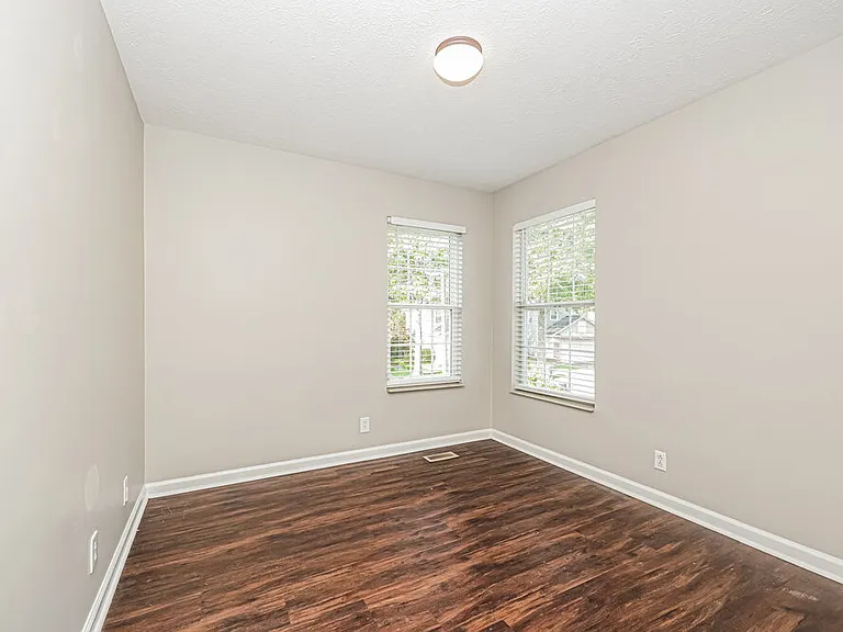 909 Bexhill Ct S — Photo 13