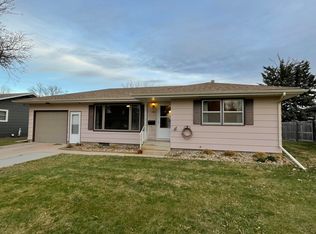 1318 Palmer Pl, Mitchell, SD 57301