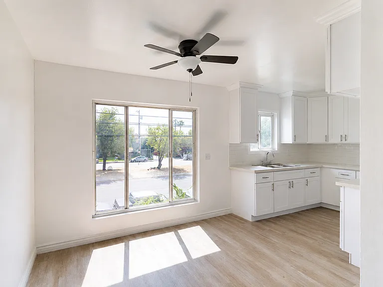 Sepulveda Apartments — Photo 3