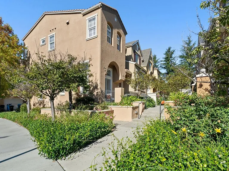 Laird Cir — Photo 2