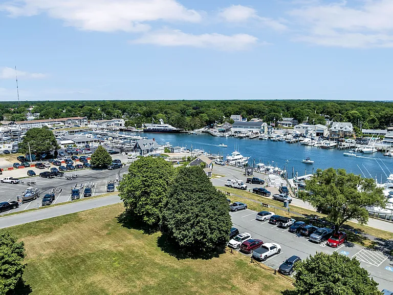 The Admiralty Apartments — Photo 9
