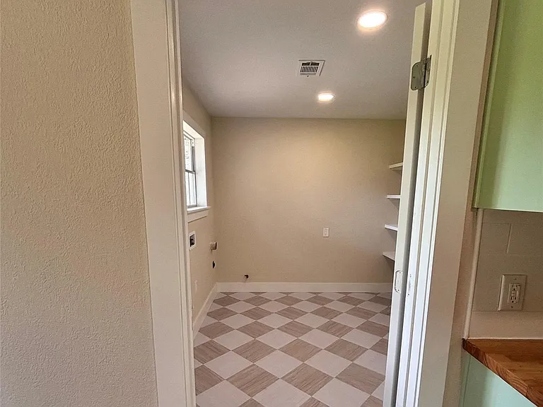 118 Clover St — Photo 13