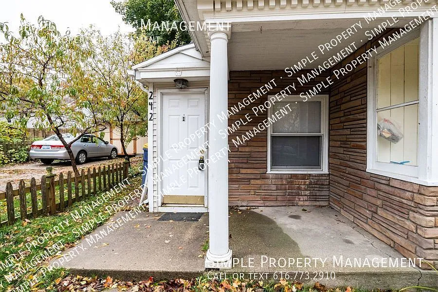 Building Photo - 242 Page St NE #1